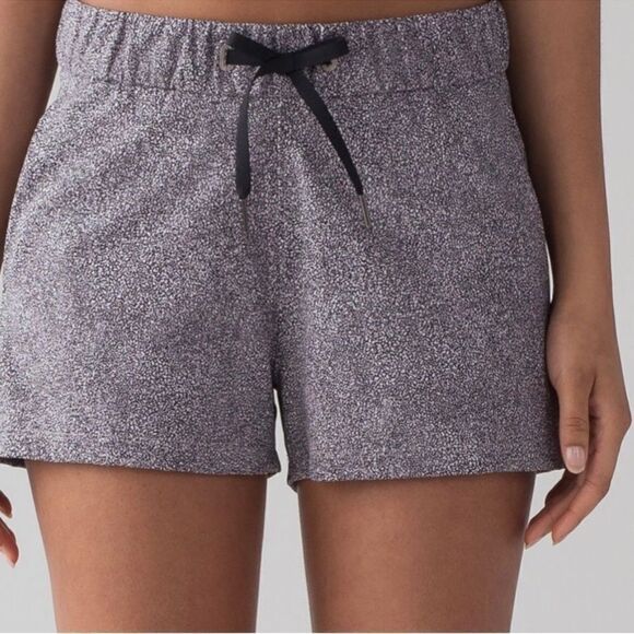 Lululemon On the Fly Shorts Sea Spray Alpine White Dark Chrome Size 4 - Picture 13 of 14